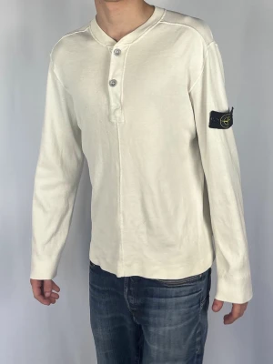 Stone Island Henley - Stone Island Henley sweatshirt | Färg: Vit/cremevit | Väldigt vintage (svår att få tag på) | Skick 8/10 väldigt bra |  | Nypris ca 4000 | Mitt pris 1599kr | Size: L | Modellen är 182cm och väger 67kg | Kom gärna pm vid frågor eller funderingar |