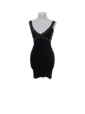 Svart kort klänning med paljettdetaljer - bandage klänning (dock inte stretchig)