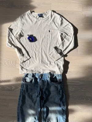 Polo Ralph Lauren, långärmad t-shirt, vit.  - Polo Ralph Lauren Långaärmad t-shirt med färgen vit. Passar perfekt för nu i sommar. Storleken skulle passa drygt dig som är 145-155cm lång. OBS inköps priset ligger på typ 700kr