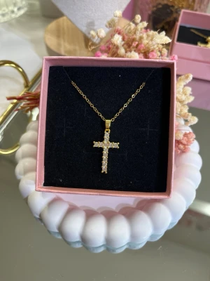 Guldpläterat kors halsband  - Halsbandet är tillverkat av rostfritt stål och pläterat med 18k guld
