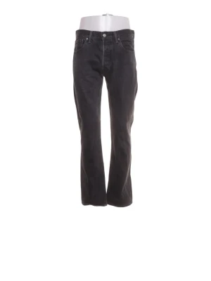  Levi's 501 svarta - Snygga svarta jeans  Levi's 501 med klassisk. Jeansen är tillverkade i ett slitstarkt denimtyg. Jeansen är lite slitna vid sidan av benet (sista bilden)