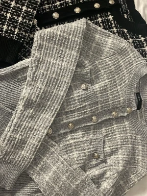 Grå ribbad kofta med silverknappar - Snygga koftor i ribbat material med knappar framtill och två fickor. Perfekt för en trendig lager-på-lager-look. Jättebekväma också till bra pris! De kostar 80kr var! 🥰