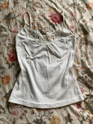 Glitter-spets topp - Säljer en vit linnetopp med vacker, fjärlisliknande spets ”krage”. Riktig sommartopp!🦋🫧Liten defekt (se bild 4)