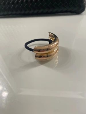 Tofs  - En tofs med lite guld på för att höna att det är en vanlig tofs 