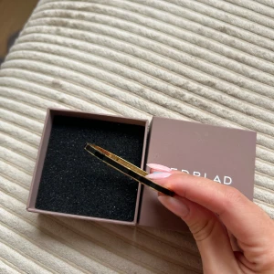 Guldigt bangle armband  - Snyggt och stilrent armband från Edblad i guldfärgad metall.  Aldrig använt så det är i nyskick🌟  (originalförpackning medföljer) Nypris 599:- säljer för 260:-