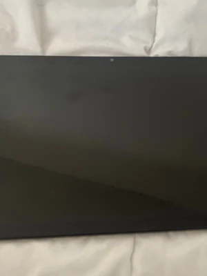 Samsung surfplatta svart - En svart surfplatta från Samsung med stilren och tunn design. Plattan har en stor skärm och kameran sitter centrerad upptill. Perfekt för streaming, surf och appar. Materialet är slät plast eller metall och färgen är helsvart.