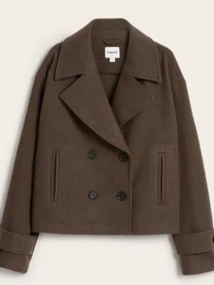 Brun skepparkavaj från Kappahl - Kort brun skepparkavaj från Kappahl med dubbelknäppning och breda slag. Jackan har två snedställda fickor framtill och uppvikta ärmslut. Tillverkad i ett tjockare material som ger en klassisk och stilren look.