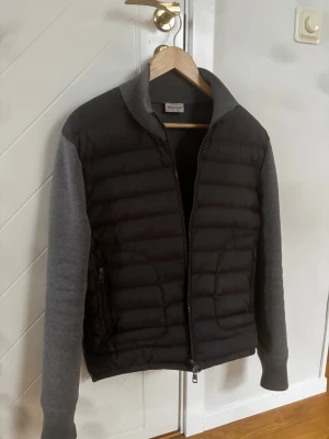 Moncler cardigan  - Hej, säljer en moncler cardigan i den eftertraktade gråa färgen, är i bra skick och storlek m.