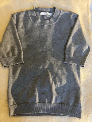 Grå stickad tröja från NA-KD -  Säljer denna gråa tröja från NA-KD I storlek XS. Vet ej nypris säljer för 200kr, Superfin skick använt några få gånger jättefin passform