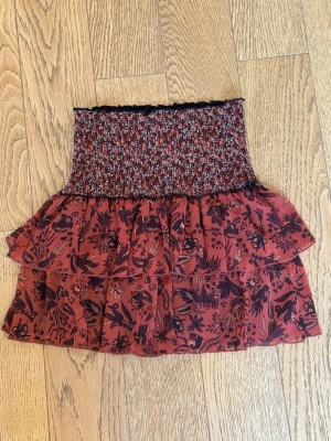 Kort volangkjol - Jättefin röd kjol med mönster från Zara! 