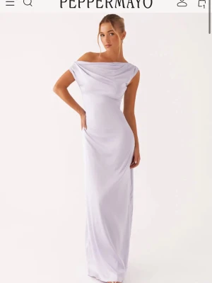 Lila balklänning Peppermayo - Säljer min så fina underbara ljus lila balklänning i storlek S/36 från Peppermayo. Den är helt ny och har lappar kvar så i perfekt skick! Nypris 1 185 kr. Jag är ca 167cm lång och den sitter perfekt på mig!! Skriv om ni har fler frågor eller vill ha fler bilder💜💜💜💜💜💜💜💜💜💜💜