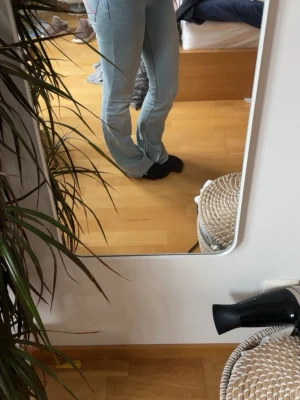 Ett par bootcut jeans från Nelly.  - Hej, jag säljer ett par ljusblå jeans från Nelly i st 32.🤗