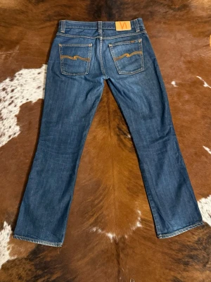 Nudie LowSlimJim Dry - Tjena! Säljer dessa riktigt snygga Nudie jeans ifrån tidigt 2000tal, byxorna är i fint skick utan lagningar och hål, passar som W32/L32 men dubbelkolla gärna mått, nypris är cirka 1500, hör av dig vid funderingar!🙌