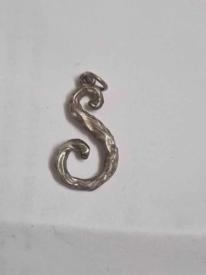 Söker Maria Nilsdotter Poetic Letter S - Maria Nilsdotter. Den gamla kollektionen Poetic Letter och jag söker ett S. Helst i silver men guld funkar också. 