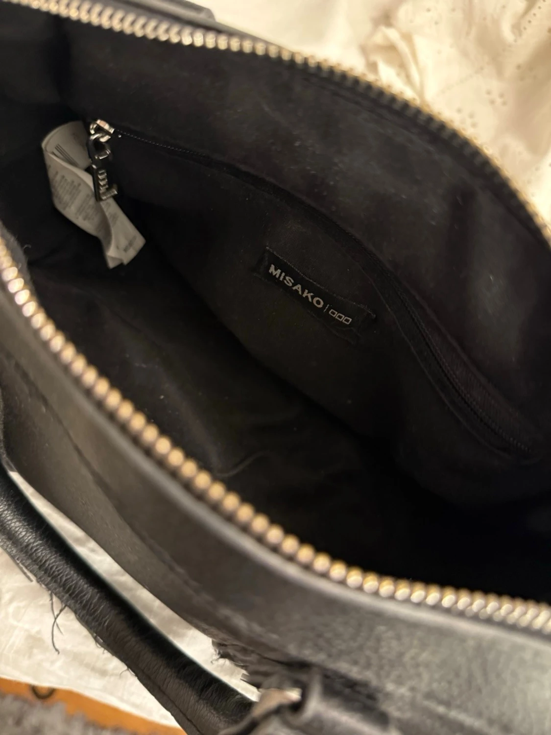Svart handväska med silverdetaljer - 2