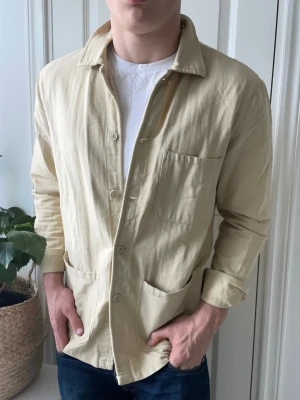These glory days overshirt  - These glory days overshirt, Inga defekter förutom att ena knapp hålet är lite sönder! Modellen i bilderna är 180 cm 75 kg och bär Storlek M rekommenderas för lite större , Kom med frågor! 🌟 (Kan gå ned i pris vid köp av paket 😉) 