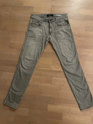 Slim jeans från Replay - Snygga grå Anbass jeans från Replay i mycket bra skick!