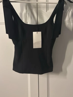 Zara topp - Helt ny Zara topp med lapp kvar! Kostar 329 ny och säljer för 200. Säljer pga att jag råka beställa två och hann inte skicka till baka den andra. Aldrig använd, så gott som ny!