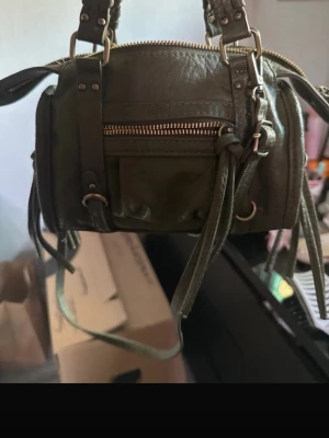 Bershka handväska  - Sjukt snygg perfekt handväska nu till sommaren och super fin färg ❤️inga defekter! Skickar inom 24 timmar 