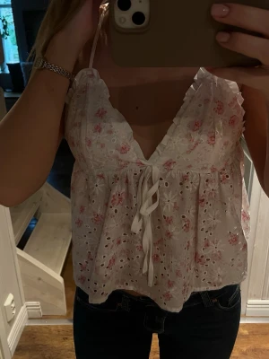 Söt topp - Söt topp, nyskick men hade en fläck när den köptes som man inte tänker på. Storlek s💕