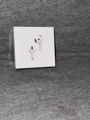 Apple AirPods Pro 4  - Säljer ett par vita Apple AirPods Pro 4 med trådlöst laddningsetui. Hörlurarna har en stilren och kompakt design med silikonproppar för bra passform. Perfekta för musik, samtal och träning. Originalförpackning och tillbehör medföljer.