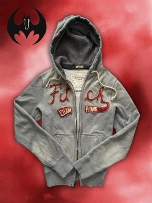 Vintage Abercrombie & Fitch Zip-Hoodie - Säljer denna feta snygga sällsynt Abercrombie & Fitch Zip-Hoodie | Mycket bra skick | Size M men funkar också L | Längd: 69cm Bredd: 55cm Armlängd: 74cm | Skyltdocka: M - 48 cm axlar, 75 cm midja | Lägg endast bud med avsikt att köpa nu, inga fördröjningar!