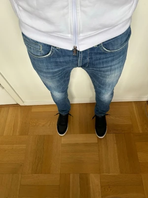 Dondup George jeans - Trendiga Dondup George i blått passar storlek ca 32. (Skriv om ni vill ha mått)🤩