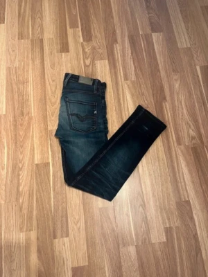 Replay jeans anbass W29 - Säljer ett par anbass jeans med skön fade i färgen och några snygga slitningar. Skick:8/10