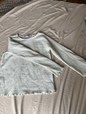 Lager 157 - Vit långärmad tröja med mönster tyg