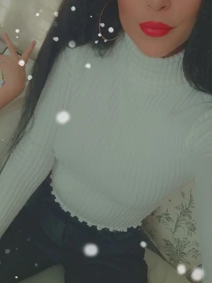 Vit ribbad polotröja gina tricot  - Vit ribbad polotröja, kortare model med långa ärmar och volangkant nedtill och ärmslut,Tröjan är tillverkad i mjuk stretchig polyester och elastan, perfekt för en clean och stilren look😍💥