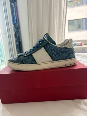 Flycrews - Säljer dessa super snygga flycrews valentino skorna. Dessa är även limiterade eftersom de har den glittriga detaljen. Dom är använda vilket syns, men fortfarande väldigt bra skick. Sista bilden ser ni vad som ingår: kartong, dustbag, extra snören och extra nitar☺️