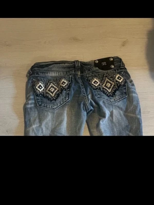 Miss me jeans  - Säljer dessa lågmidjade bootcut miss me jeans. Använt några gånger måtten står i bilden.