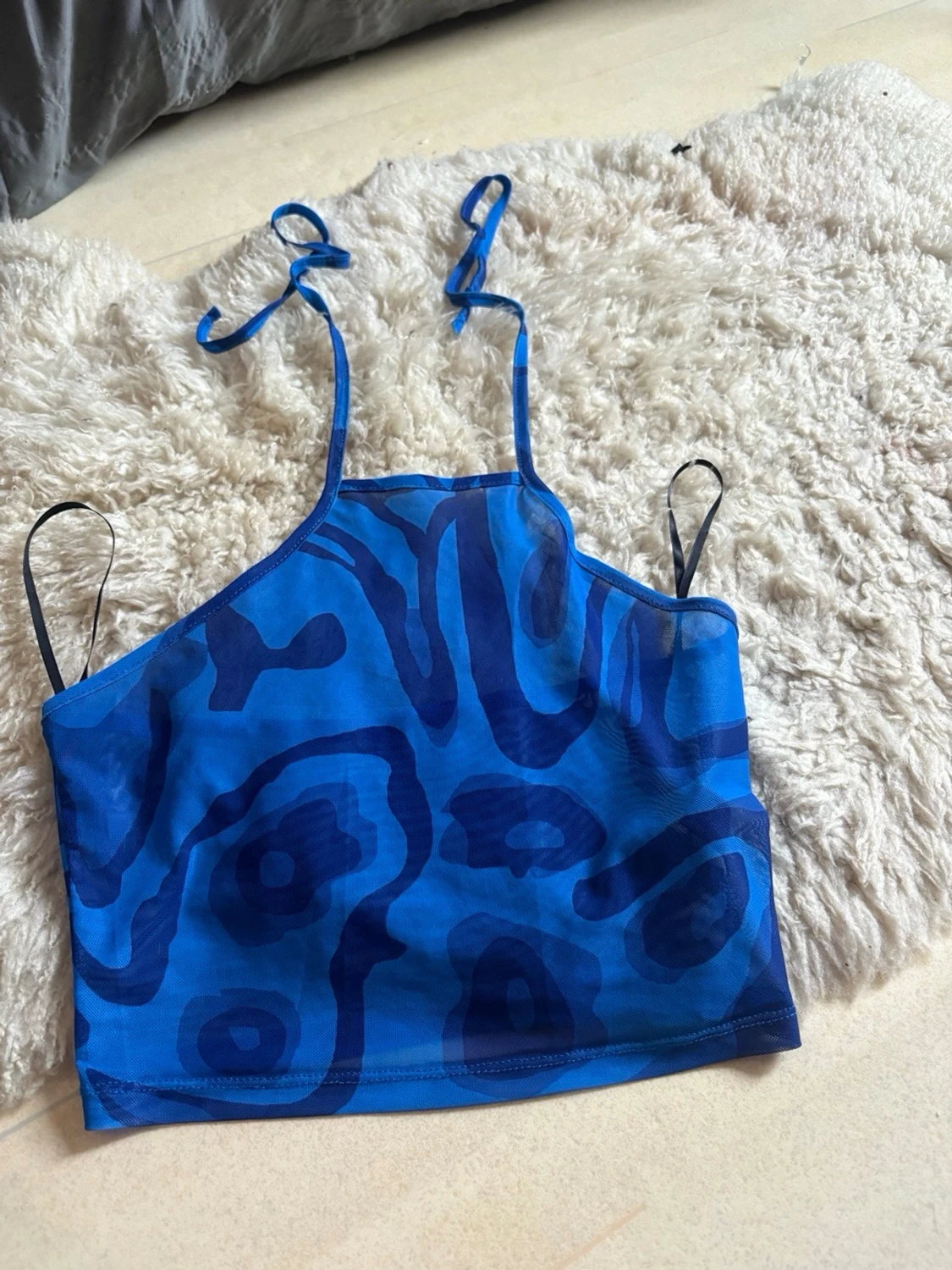 Blå mönstrad croppad linnetopp