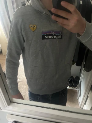 Supreme X Comme des garcons -  Grå Hoodie i storlek M. Skriv vid minsta fundering!