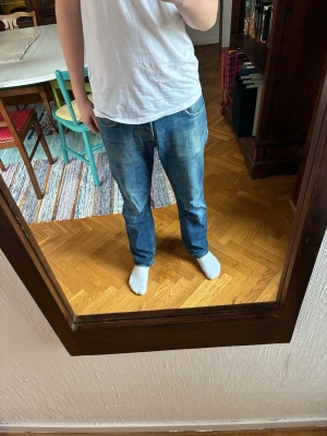 Blåa lean Dean nudie jeans - Blå Nudie Jeans 👖 Snygg tvätt med naturligt slitage – ger riktigt bra look. Storlek: 32 32 Modell: slim/tapered Lean Dean Bra skick, inga hål eller defekter. Nypris ca 1500–2000 kr.                                              Skriv om ni har någon fråga om jeansen