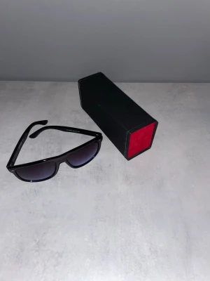 Solglasögon  - Feta solbrillor att komplettera din outfit med. Fraktas utan etui då de inte tillhör! Mvh 