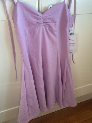 Söt klänning - Söt klänning perfekt till sommaren. Aldrig använd med prislapp. Säjs på grund av att den inte passar💕