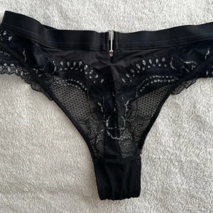 Svarta spets-trosor med dragkedja - Ny pris 229kr. Donna sparkle thong..