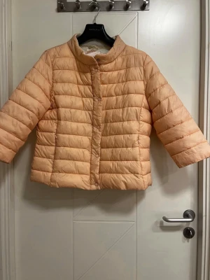 Tre kvart jacka - Herno liknande jacka❤️Säljer en ljusorange rosa pufferjacka med trekvartsärmar. Jackan har hög krage, dold dragkedja och tryckknappar framtill. Quiltad design med horisontella sömmar. Perfekt för kalla dagar och riktigt snygg till streetwear.