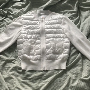 Vit quiltad pufferjacka Gina Tricot - Säljer en vit pufferjacka från Gina Tricot med quiltad framsida och två fickor. Jackan har långa ärmar i mjukt material och dragkedja framtill. Snygg och enkel modell som är lätt att matcha till olika outfits. Säljer för använder inte den då jag inte tycker den passar mig, nypris 399kr säljer för 75kr OBS storlek 170 inte 158/164‼️‼️‼️‼️