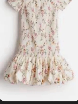 SÖKER BLOMMIG KLÄNNING FRÅN HM - Storlek xs-s