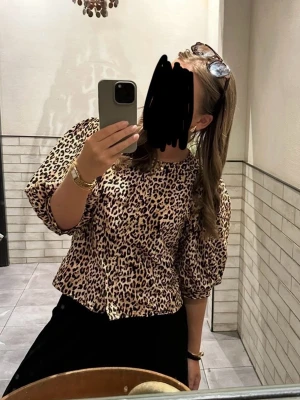 Leopardmönstrad blus med puffärm - Trendig leopardmönstrad blus med puffiga trekvartsärmar och rund halsringning. I leopard och storlek s. Har knappar men lägger ett ”typ över” typ kan skicka bild. Skriv för fler bilder😅😅