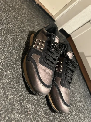 Metallic sneakers med nitar från Valentino - Väldigt snygga och unika Valentino rockrunners med en speciell färg materialet är mocka och skin ny pris ligger på 6000 kr. Dem har några små deffekter eftersom att jag haft på mig de 12-15 gånger men en tvätt skulle göra jobbet. Skulle säga att skicket på de är 8-10