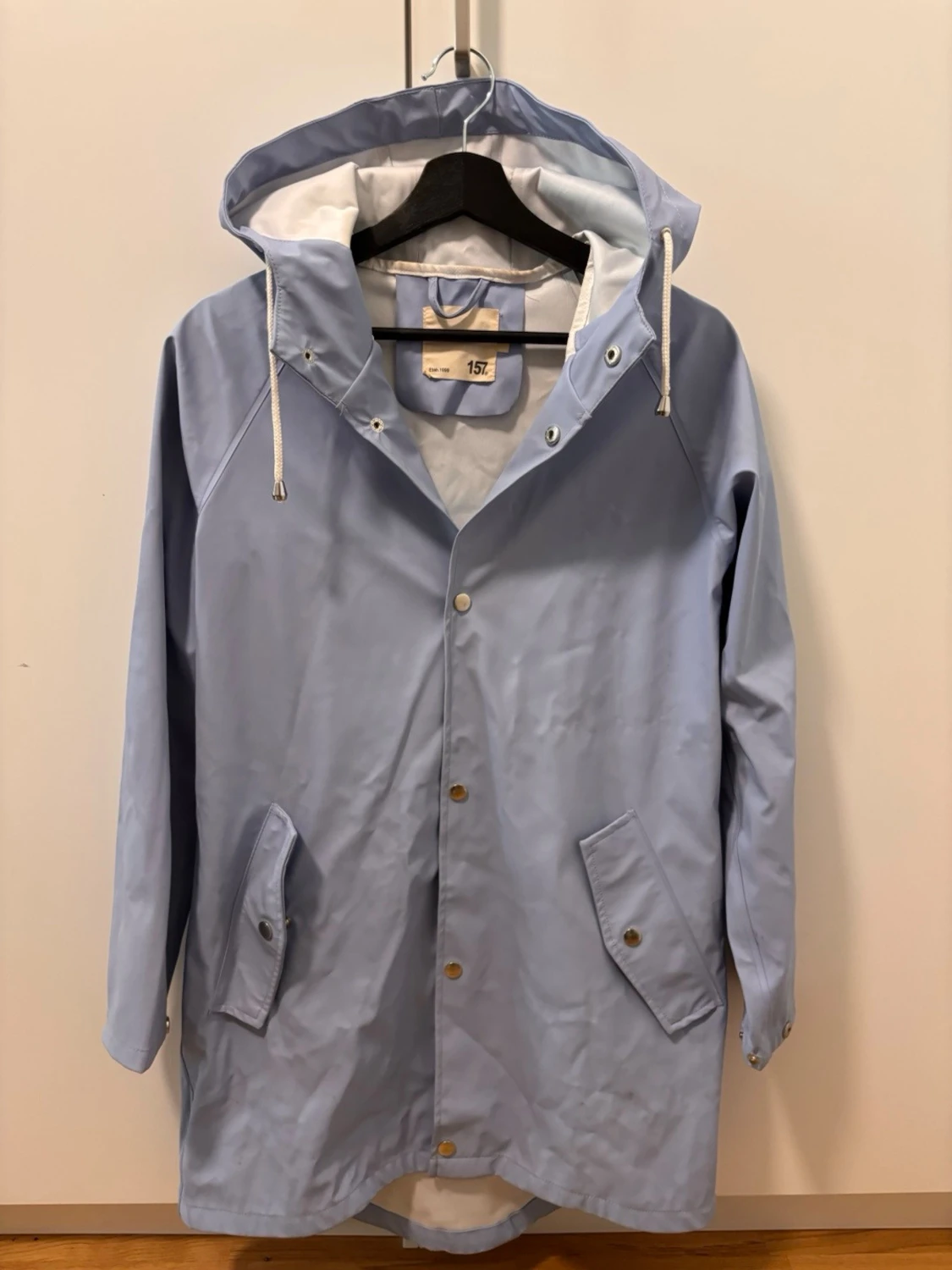 Ljusblå regnjacka med huva