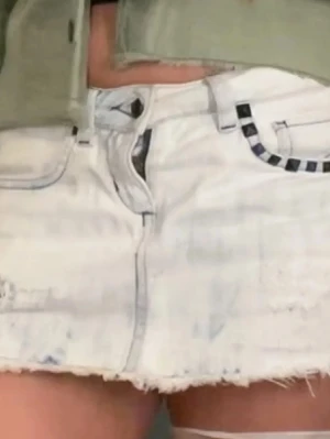 jeanskjol - lågmidjade jeanskjol med snygga slitna detaljer och nitar ! midjemåttet är ca 37cm !! pris kan diskuteras vid snabbt köp 🩵🩵🩵ljusblåvitish färg 