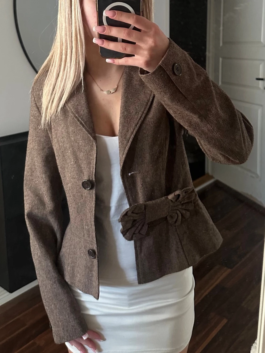 Brun kappa med rosett - 2