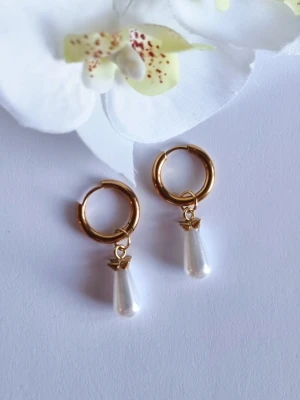 Handgjorda örhängen inspirerade av Maria Nilsdotter  - Stilrena örhängen lãngd-3,7cm. Material-rostfritt stål. Örhängena påminner om Maria Nilsdotter.