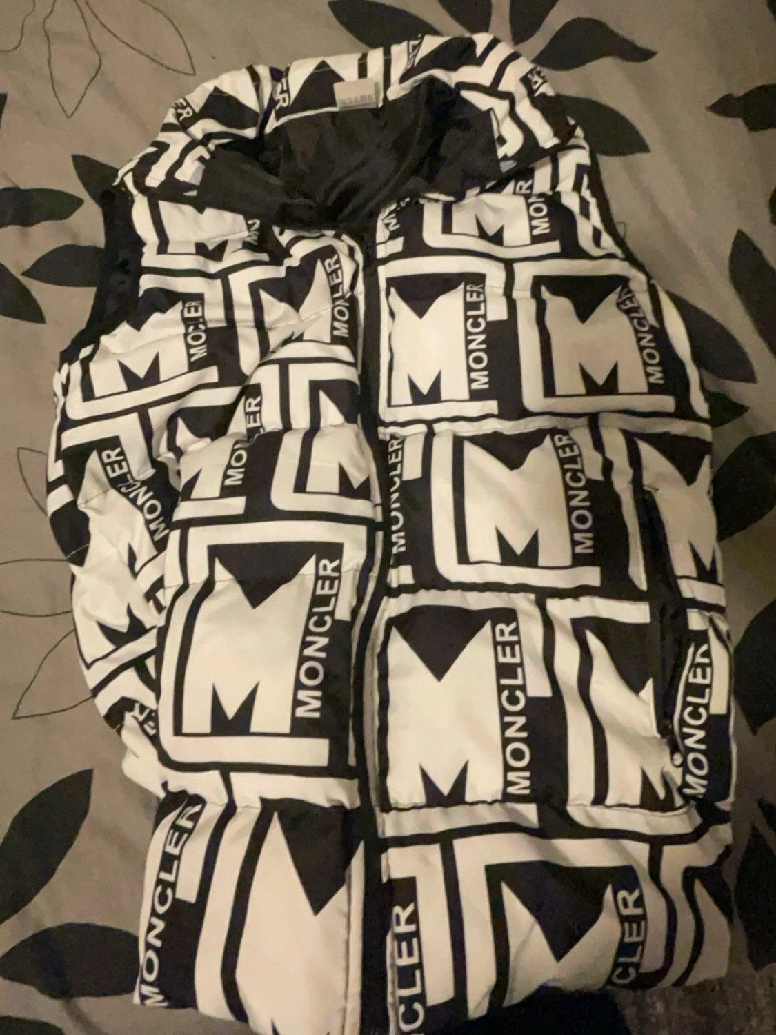 Moncler svartvit dunväst med logga - 3