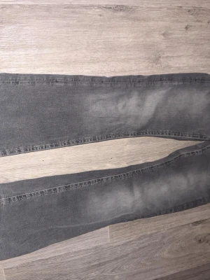 Grå bootcut jeans - Säljer gråa/ljusgråa bootcut jeans från ginatricot använd max 3 gånger bra skick storlek 158😆