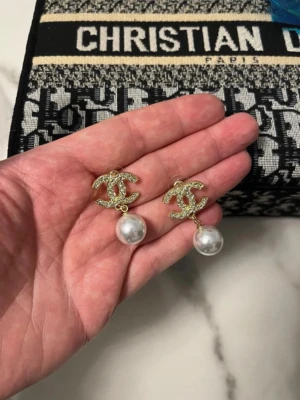 Örhängen - Fina, lyxiga pärl örhängen. Guldpläterade